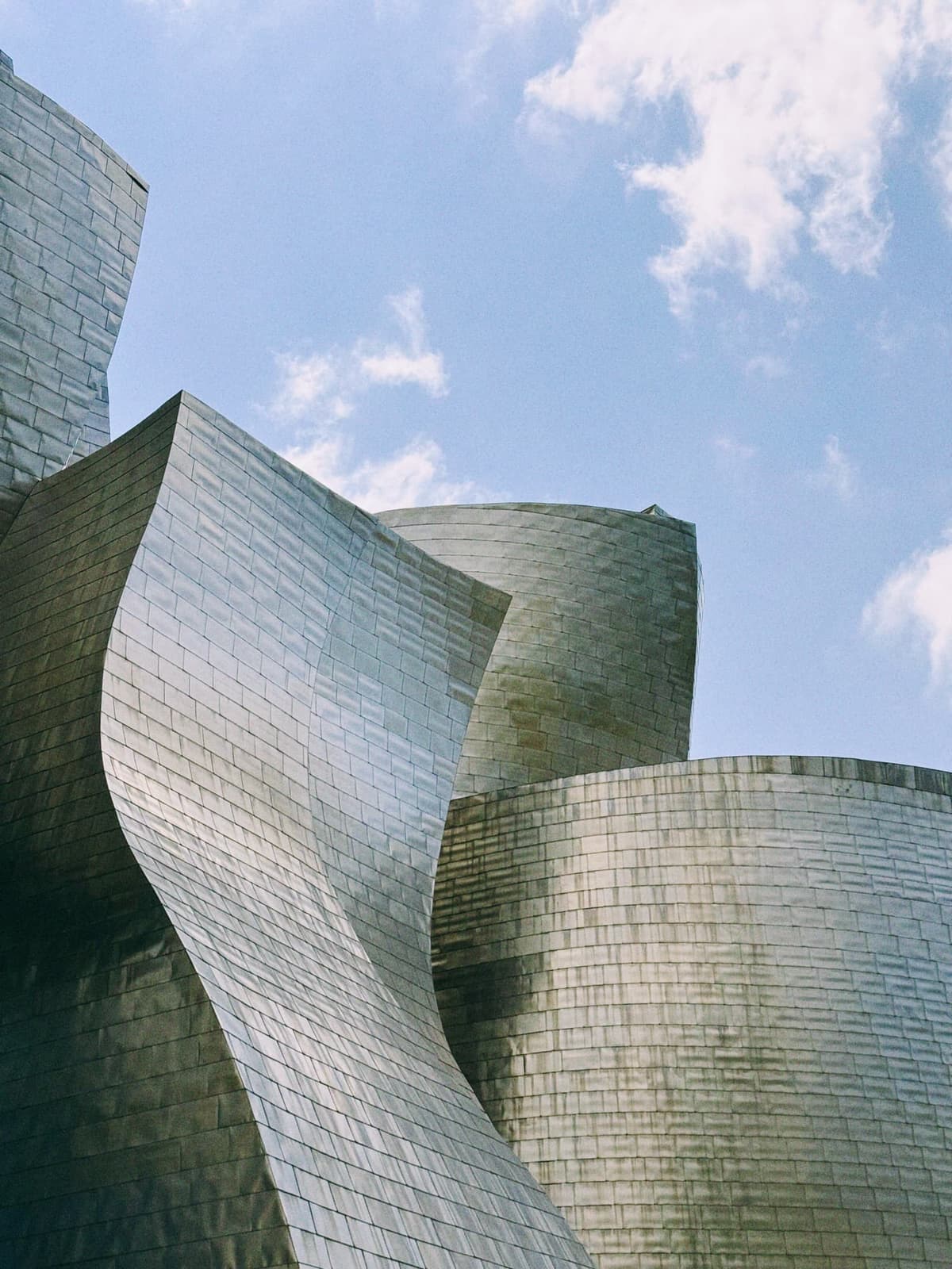 Titanium waves — Gehry's curves throwing the sky around